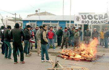 Empleados de la construcción amenazan instalar carpa frente a Casa de Gobierno
