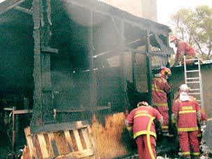 Detienen a un hombre tras incendiar una casa e intentar matar a su mujer