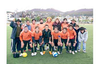 Los Andes Jrs. y La UOM mandan en el fútbol 11