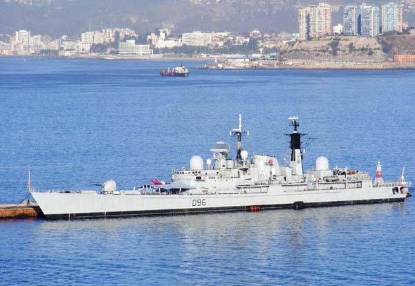 Buque de guerra británico que patrullaba Malvinas recaló en Chile