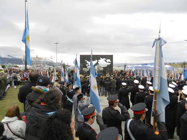 Sentido homenaje a los Héroes de Malvinas