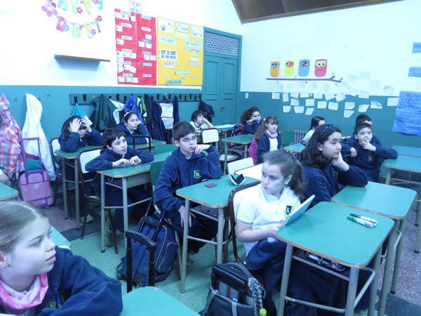 Alumnos de 4º año azul del Colegio del Sur trabajan para feria de Ciencias y Tecnología
