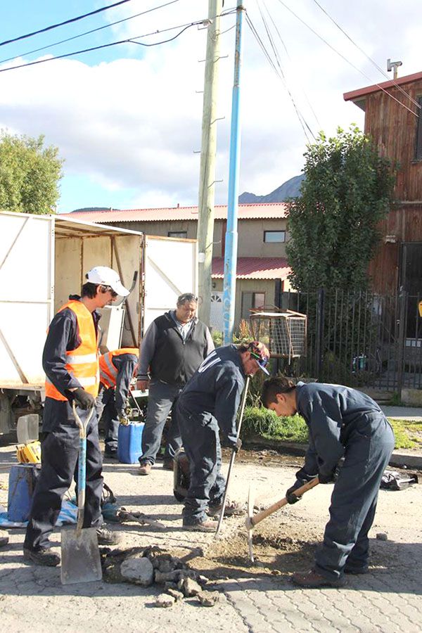 Realizan hormigonado, asfaltado en frío y reparación de calles de tierra 