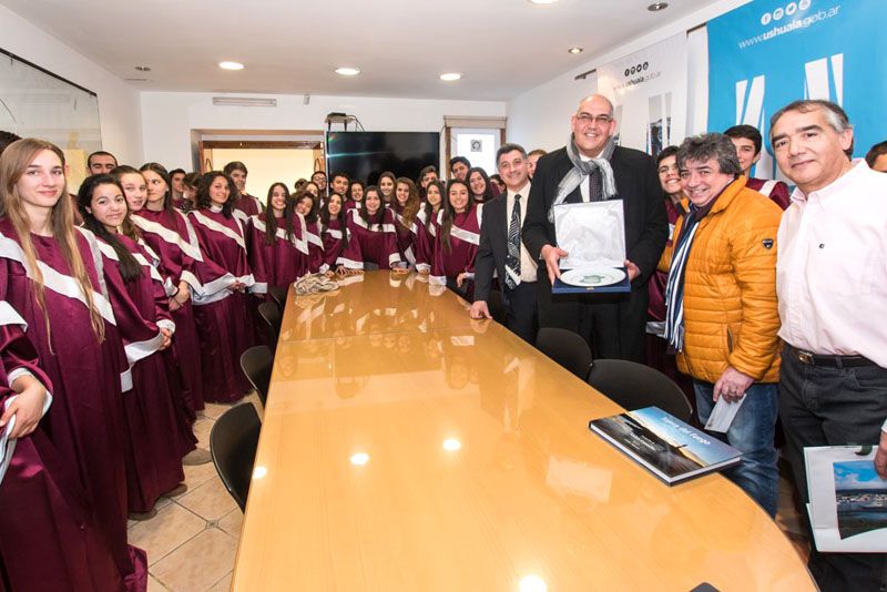 Funcionarios municipales recibieron a integrantes del Coro Adventista de Balcarce 