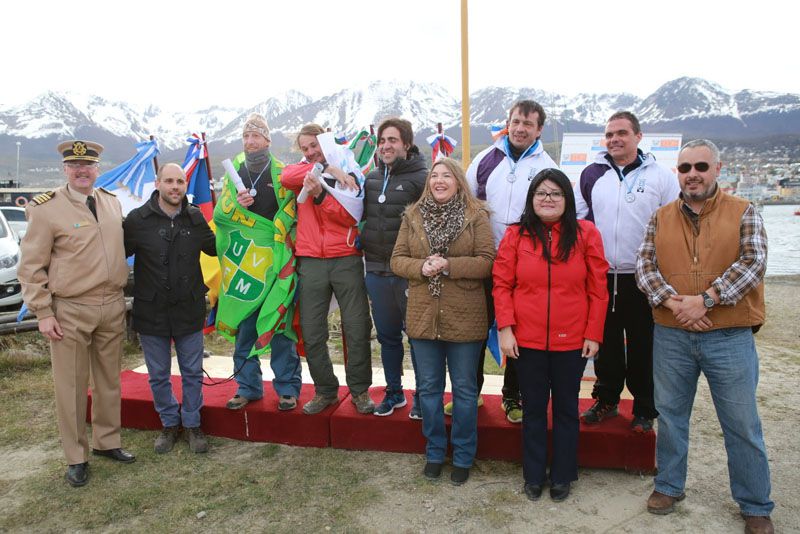 Bertone destacó la acción de nadadores unieron Chile y Argentina por la paz