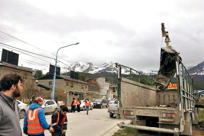 Ya se retiraron más de 400 toneladas de material chatarra de la vía pública