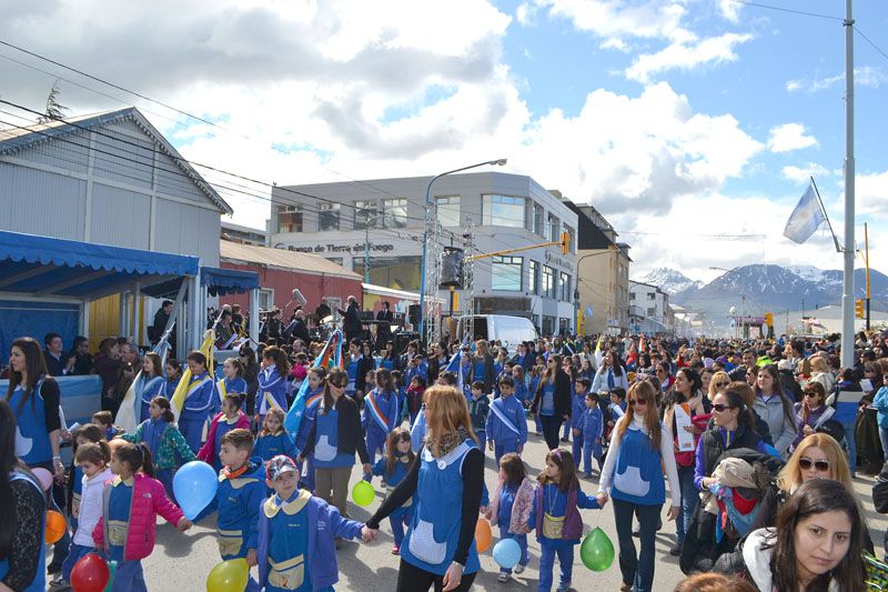 Ushuaia celebró su 132º aniversario con festejos populares y el tradicional desfile cívico militar