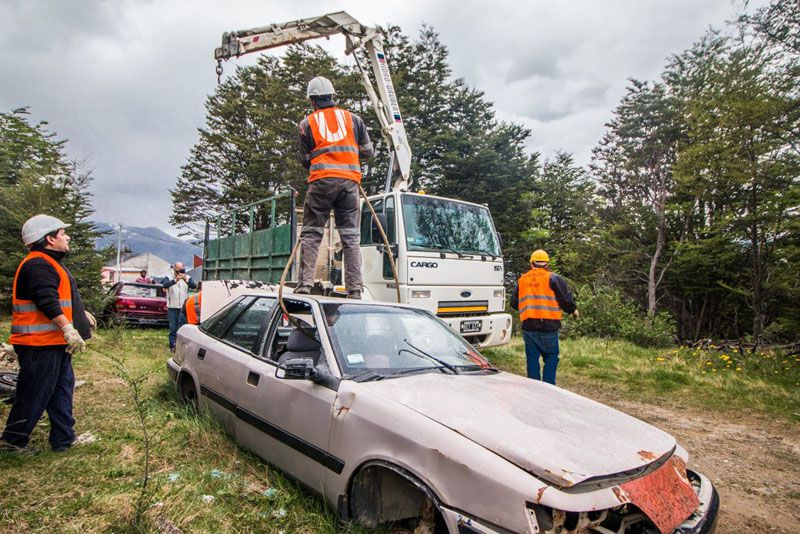 Retiraron más de 15 vehículos abandonados y convertidos en chatarra
