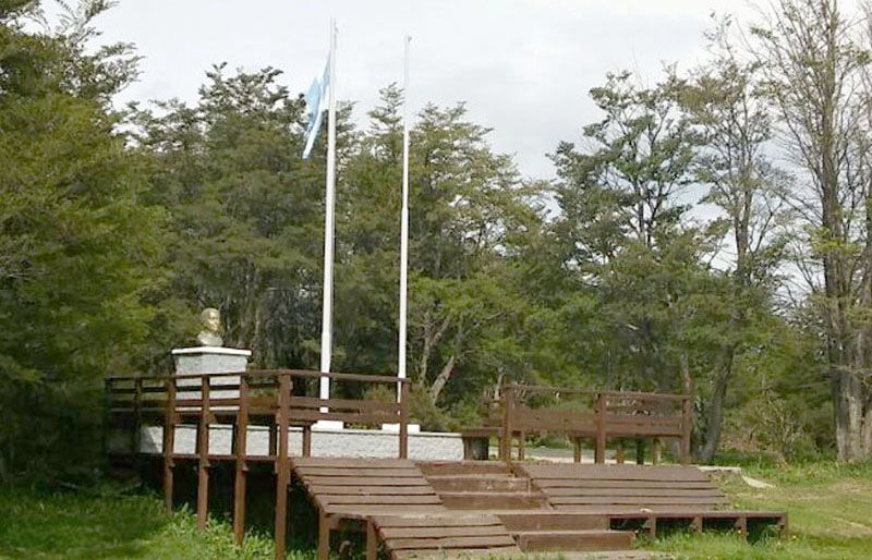 El Intendente Vuoto repudió la destrucción de una bandera chilena en la plazoleta Gabriela Mistral