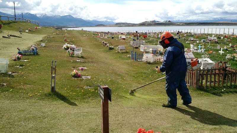 Personal municipal realiza mantenimiento en los cementerios de Ushuaia