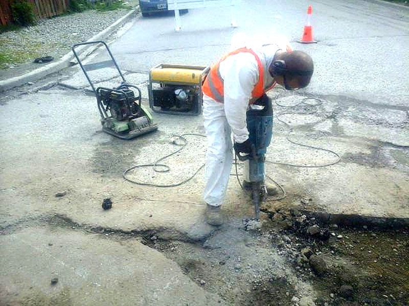 Realizan bacheo en barrios Bella Vista y Alakalufes