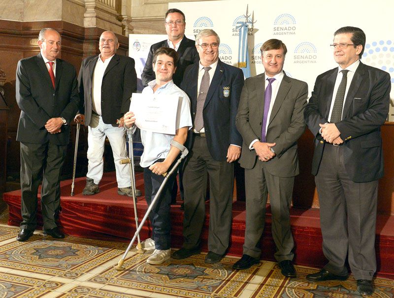 Como presidente de la Comisión de Deporte, Catalán Magni entregó distinciones