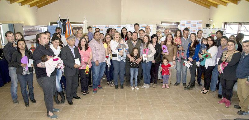 Bertone encabezó una nueva entrega de libretas de matrimonio