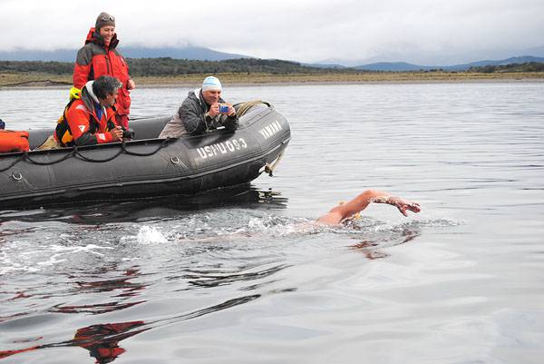 Deportista cruzó a nado el Canal Beagle 