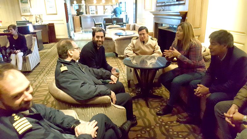 La Gobernadora se reunió con el capitán del crucero Celebrity Infinity