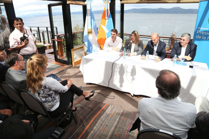 Vuelos directos a Rosario y obras millonarias en la Ruta 3 