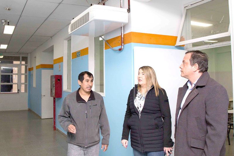 Bertone recorrió las escuelas donde se realizan refacciones y remodelaciones