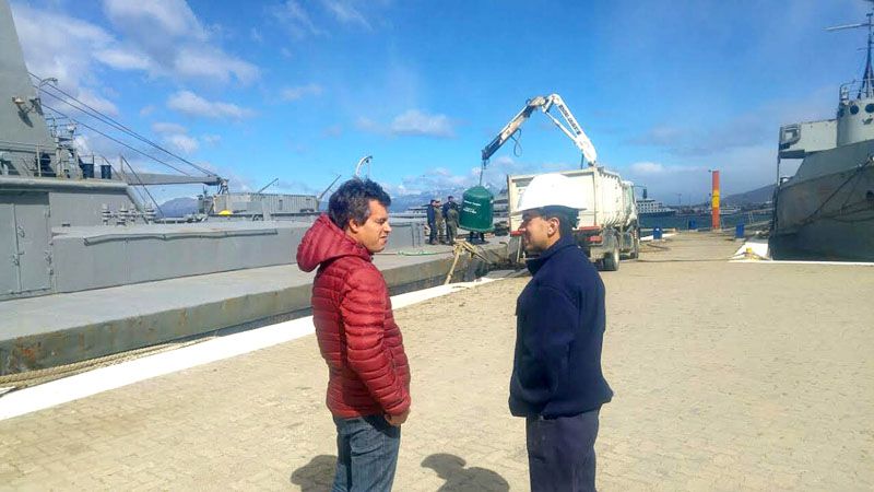 La Secretaría de Medio Ambiente entregó campanas de residuos al ARA Islas Malvinas