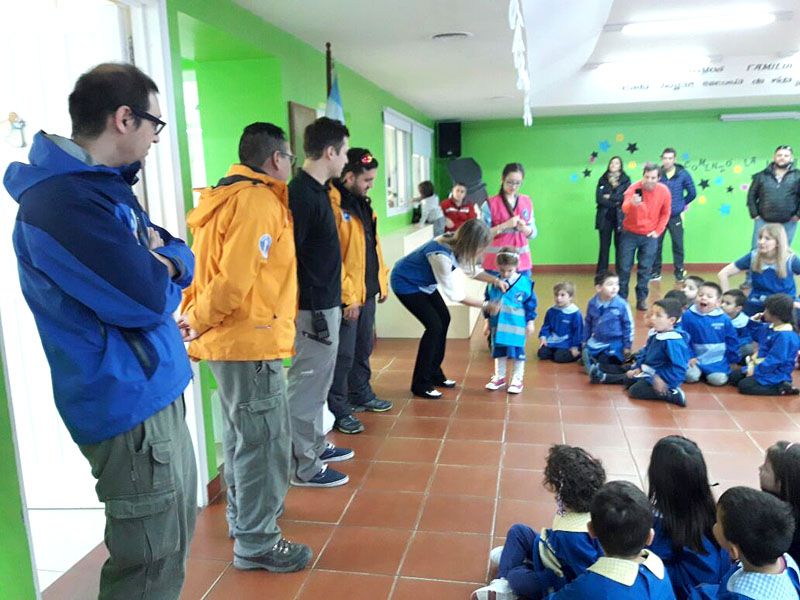 Defensa Civil Municipal entregó chalecos infantiles reflectivos