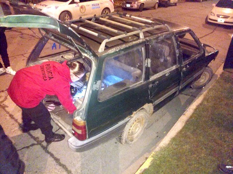 La policía recuperó un automóvil y autopartes robadas