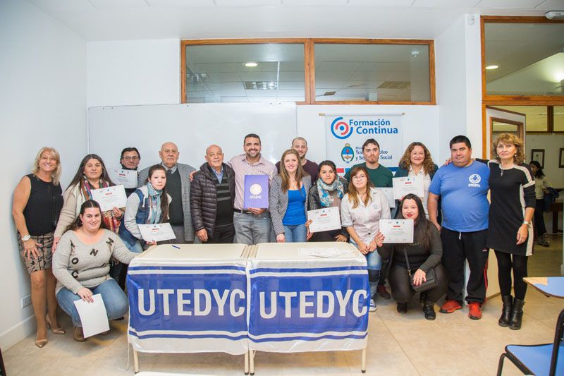 El Intendente acompañó la entrega de certificados de formación en la UNTDF