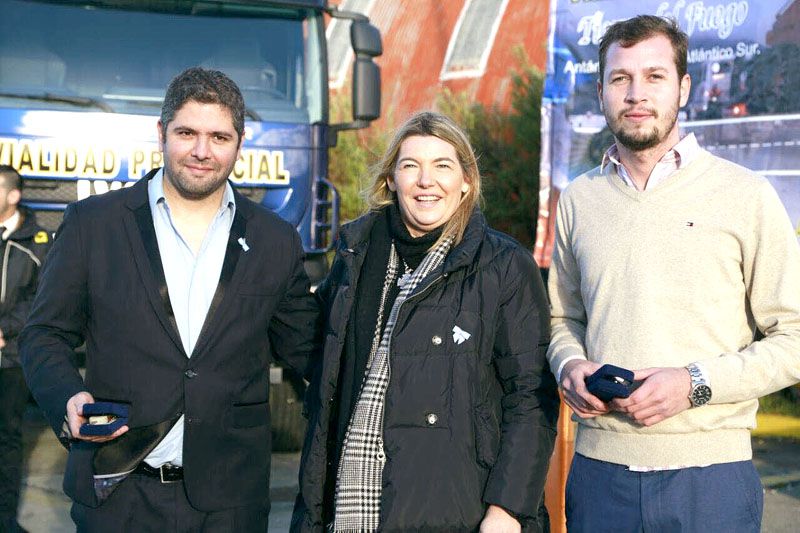 Bertone entregó vehículos 0 kilómetro a Vialidad Provincial y al Ministerio de Agricultura