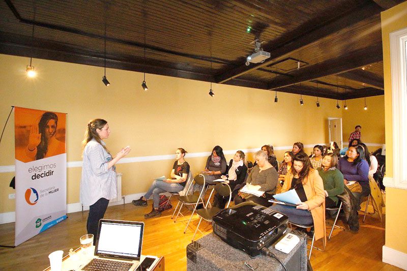 Mujeres de Ushuaia participan de taller sobre microcemento alisado 