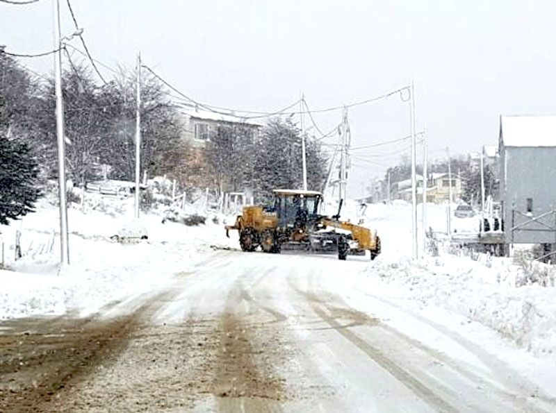 El Municipio de Ushuaia implementó un operativo de limpieza por la nevada 