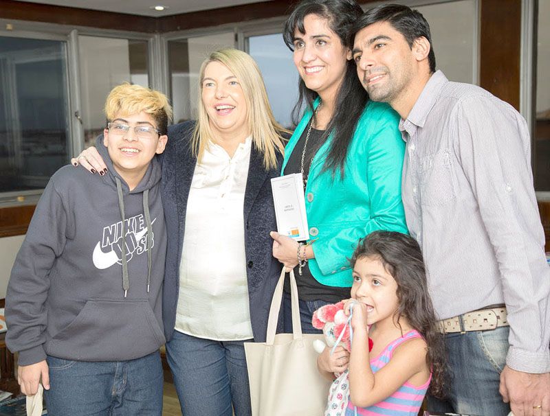 Docentes que se casaron en la Antártida recibieron la libreta de familia en Casa de Gobierno