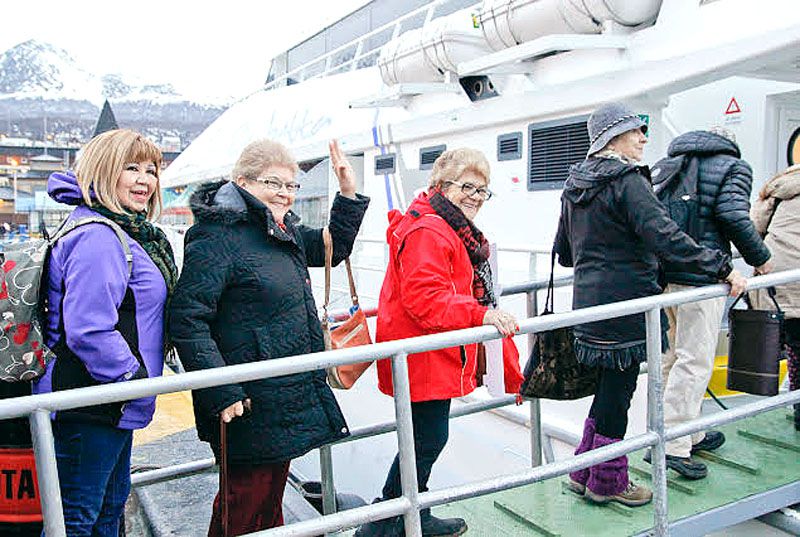 Adultos mayores de Ushuaia participan de paseos en catamarán por el Canal Beagle