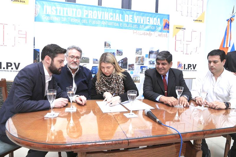 Bertone anunció la construcción de 2500 viviendas para Río Grande