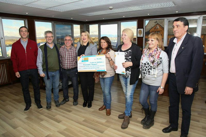 Bertone entregó subsidio por casi 100 mil pesos al Centro de Jubilados "Kaupen"