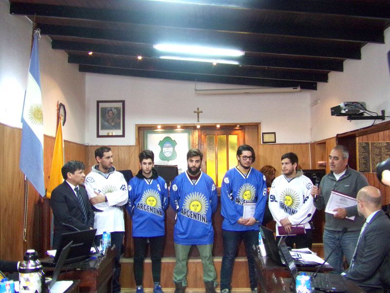 Concejales distinguieron a jugadores de Hockey sobre Hielo