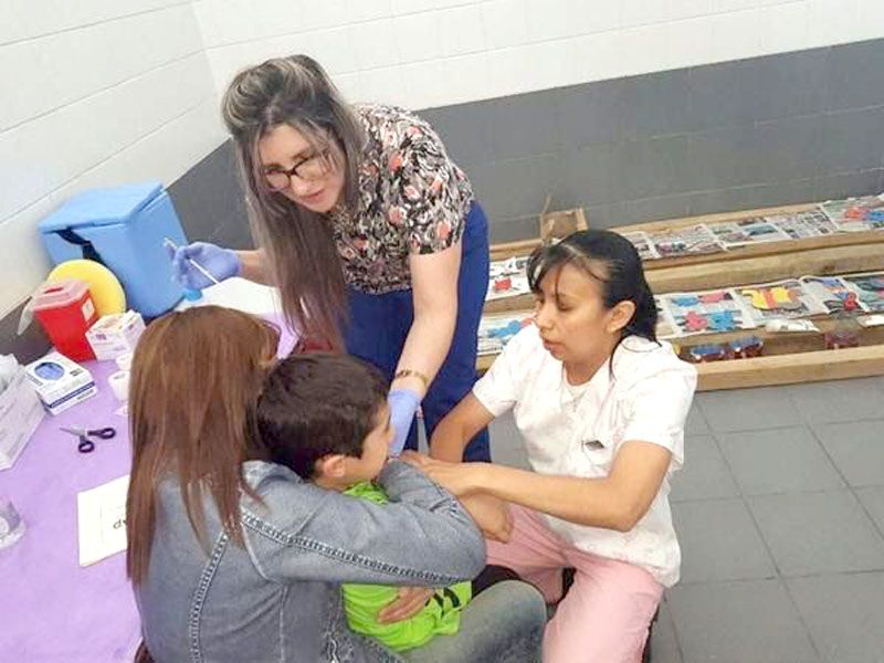 Controlan vacunación en los niños que asisten a las colonias de verano