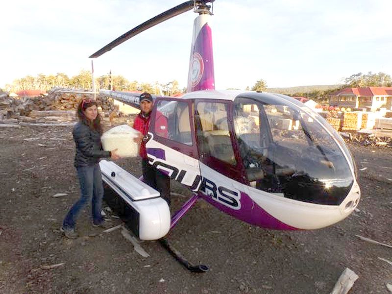Ya se encuentra en Ushuaia el primer canasto con vajilla tras rescate arqueológico