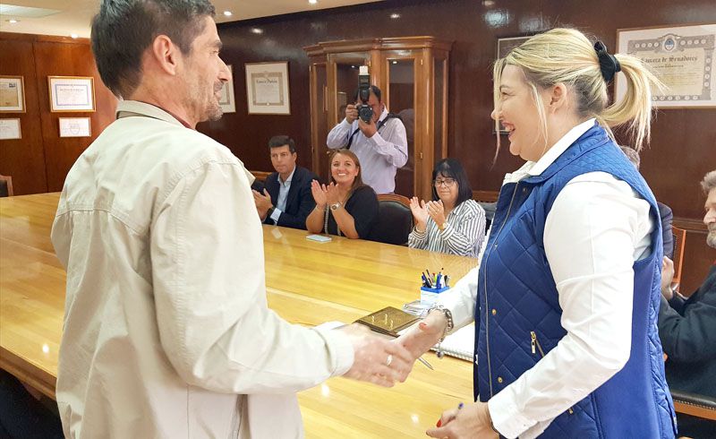 Firmaron el inicio de obra del gimnasio del Monseñor Alemán