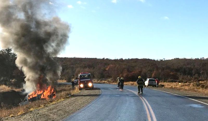  Una camioneta volcÃ³ en la Ruta 3 y se incendiÃ³