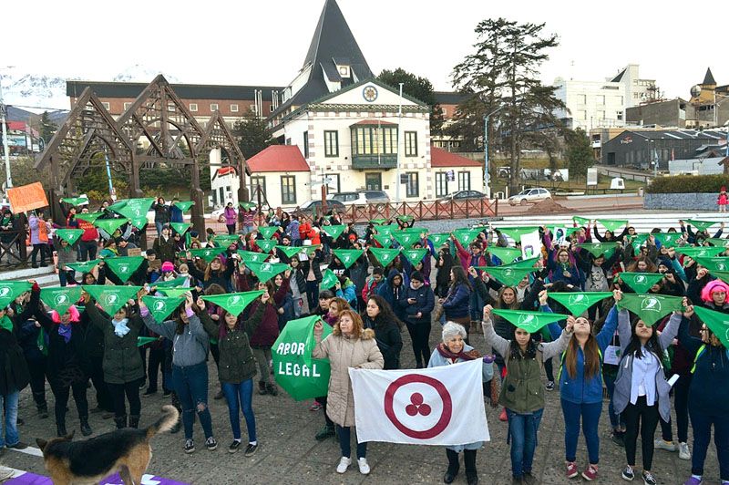 Más de 200 mujeres marcharon por ‘Ni Una Menos’ en Ushuaia