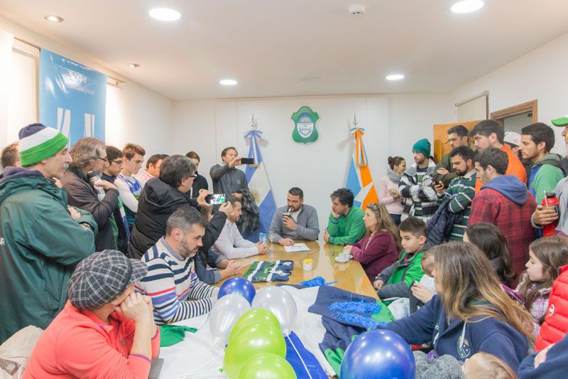 Vuoto entregó el decreto de tierra al club Colegio del Sur 