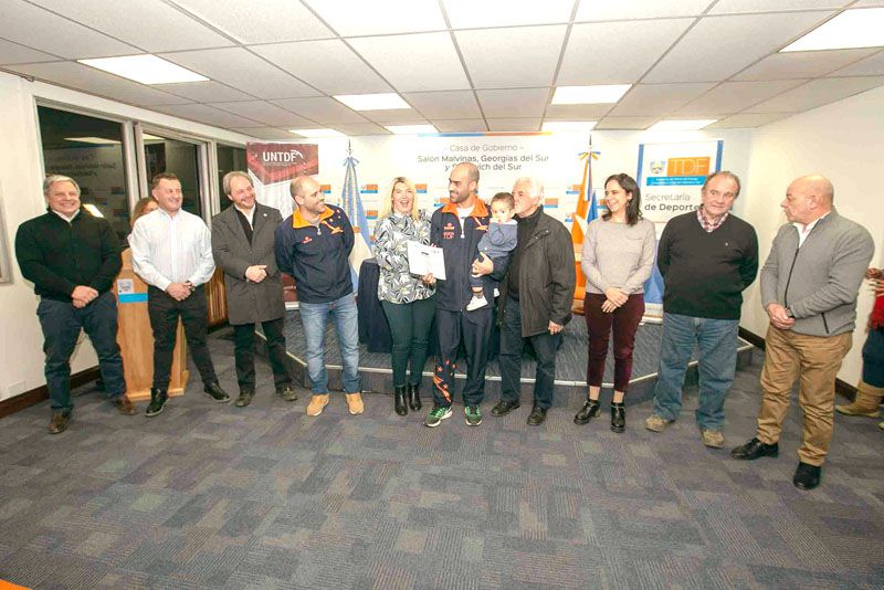 Egresados recibieron certificado de diplomatura en gestión de deportes