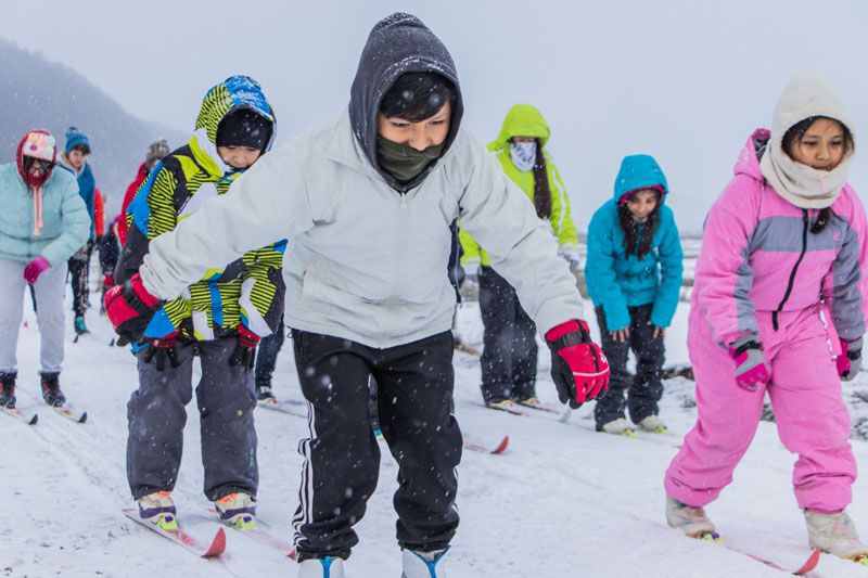Chicos de las juegotecas municipales practican deportes de invierno
