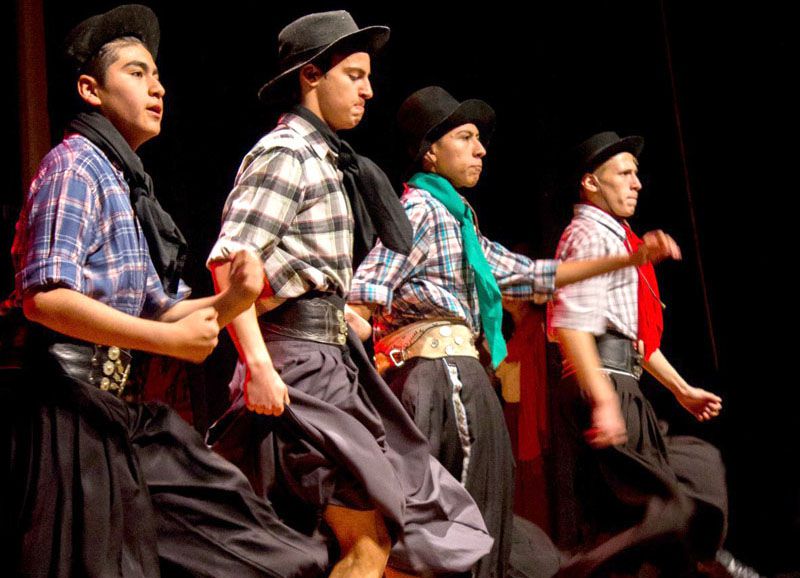 Rebelión Malambo y Folclore en Zapatillas se presentaron en la Niní Marshall