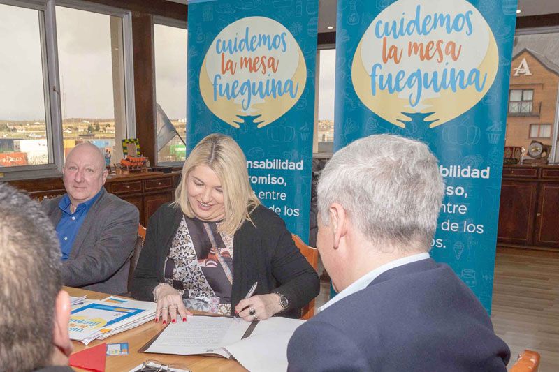 Bertone firmó acuerdo de precios con dos supermercados