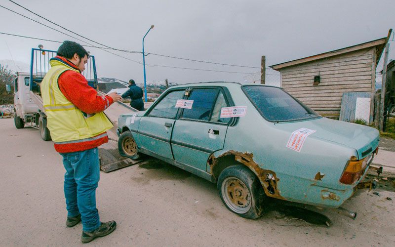 El Municipio retiró chatarra y vehículos abandonados en La Oca y La Cantera