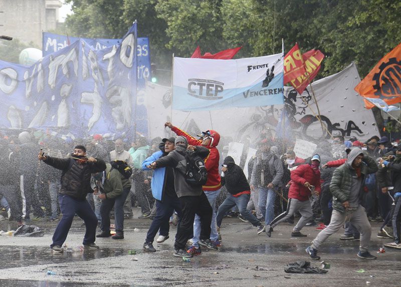 Piedras, palos y balas de goma en la protesta frente al Congreso