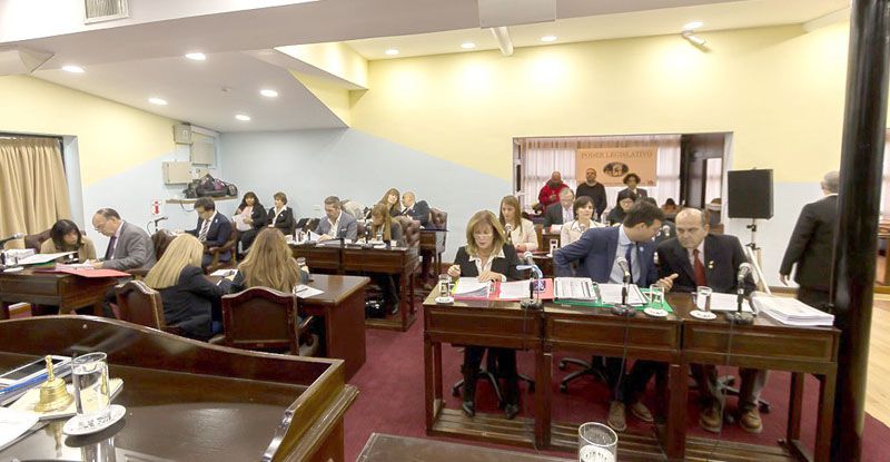 Concesión a YPF y Tasa Cero para Plásticos de la Isla Grande