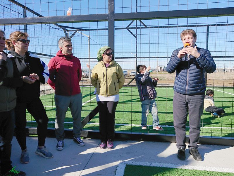 Melella inauguró el Playón Deportivo del barrio Los Cisnes