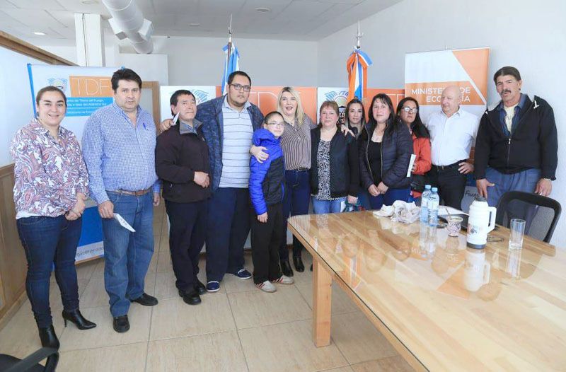 Bertone entregó subsidios a vecinos damnificados por el incendio en planta fabril