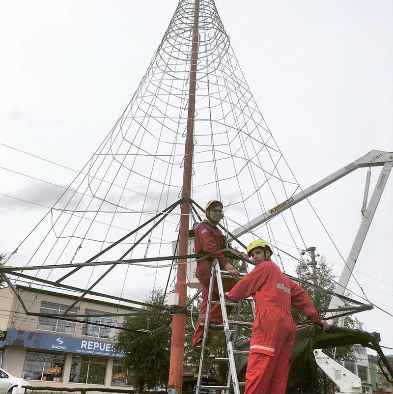 Bomberos invitan al encendido del tradicional árbol navideño