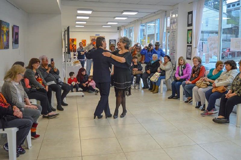 Jubilados exponen sus obras artísticas durante todo el mes